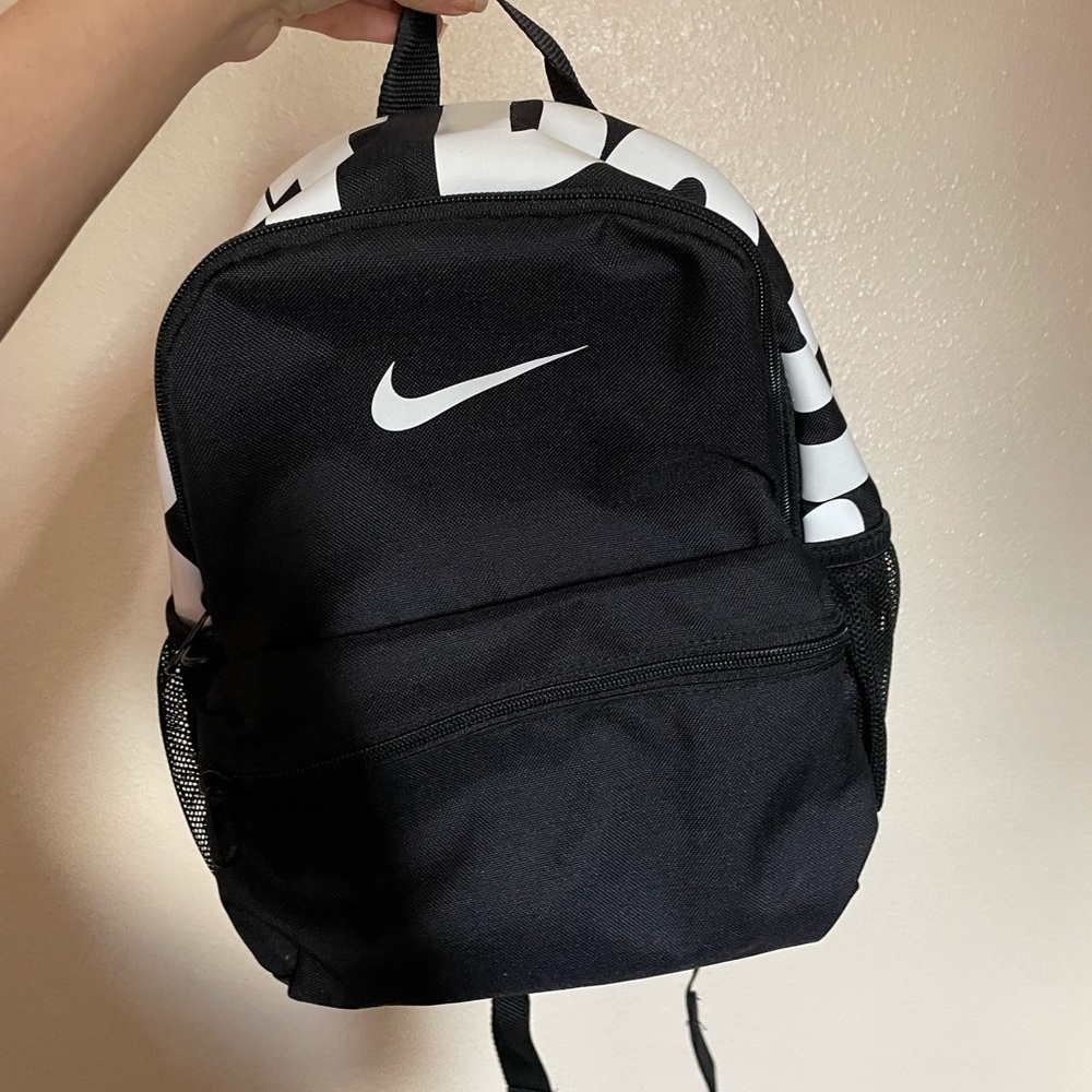 Nike Brasilia JDI Kids' Backpack (Mini)	
ONE SIZE